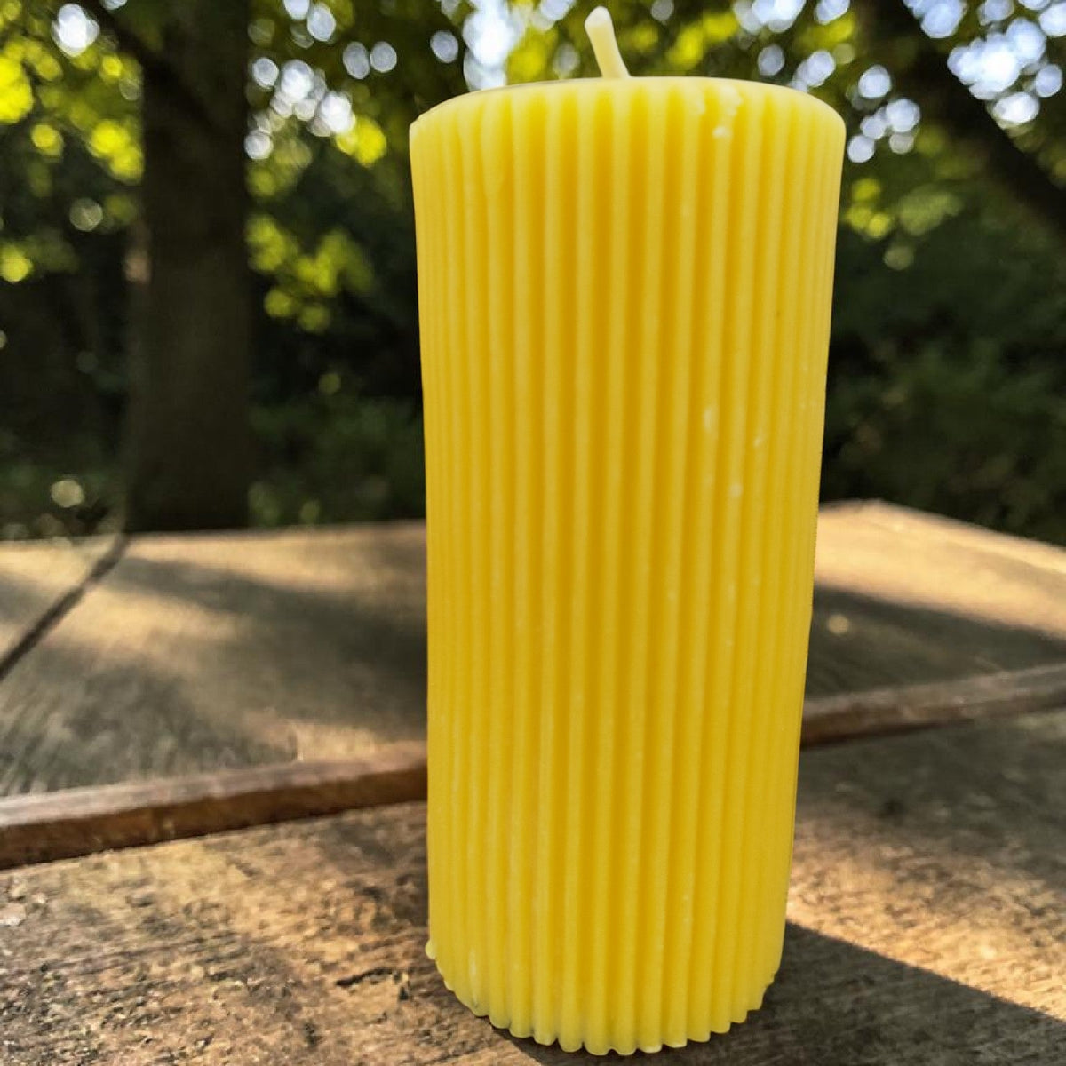 Bienenwachskerze mit Rillen
