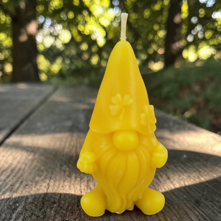Bienenwachs‑Wichtel mit Glücksklee
